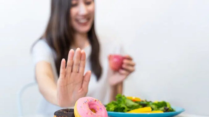asian-young-woman-refuse-junk-food-ezgif.com-webp-to-jpg-converter